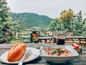 Navigating the Table: Essential Vietnamese Dining Etiquette for Travelers